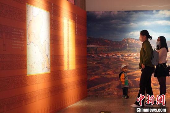 圖為參觀者參觀“大道攸歸：五涼文化展”展陳文物?！【琶赖┰?攝