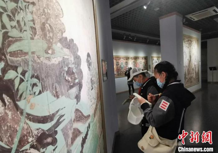 圖為學(xué)生參觀敦煌藝術(shù)館。(資料圖) 蘭州大學(xué)附屬學(xué)校供圖