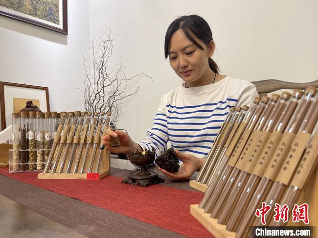 圖為魯雯展示燃香禮儀?！「攥?攝