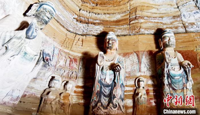 北石窟寺窟內(nèi)造像因受水顯得斑駁?！“瑧c龍 攝