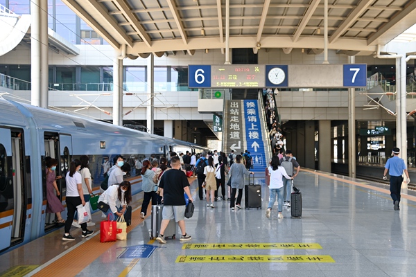 暑運大幕開啟。蘭州鐵路局供圖