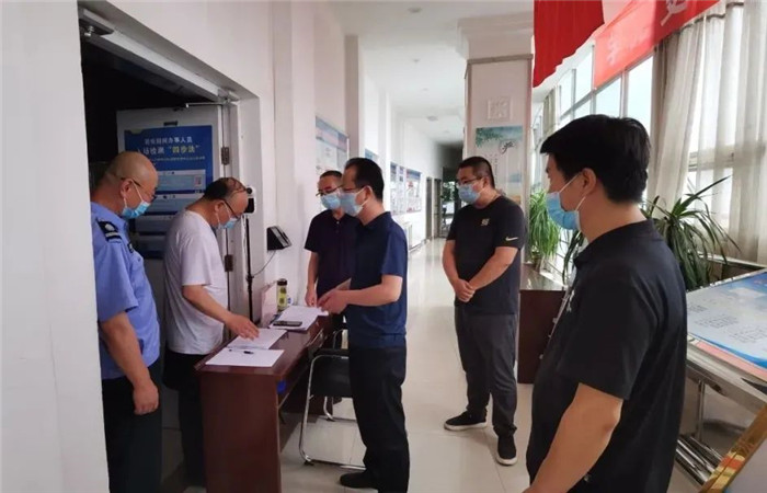 白銀市紀(jì)委監(jiān)委派駐市政府辦紀(jì)檢監(jiān)察組對市公共資源交易中心疫情防控工作情況明察暗訪。.jpg