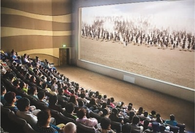 游客在莫高窟數(shù)字展示中心觀看主題電影《千年莫高》。