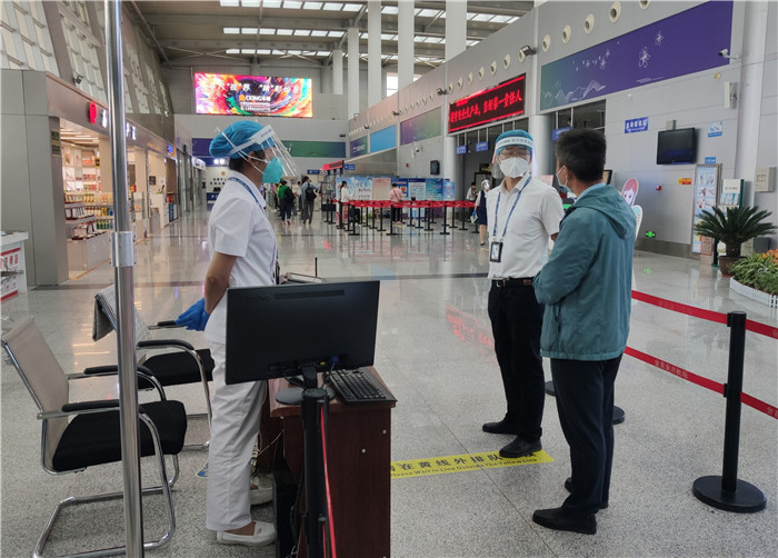 7月15日，金昌市金川區(qū)紀(jì)委監(jiān)委駐區(qū)委政法委紀(jì)檢監(jiān)察組在金昌機(jī)場(chǎng)監(jiān)督檢查疫情防控措施落實(shí)情況。王曉梅攝.jpg