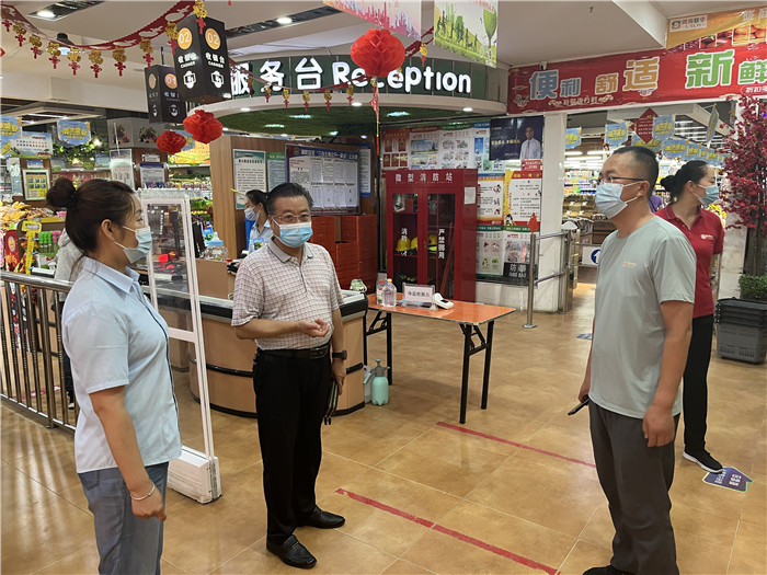 7月15日，酒泉市玉門市疫情防控督查組在隴商聯(lián)華超市監(jiān)督檢查疫情防控措施落實(shí)情況。 .jpg