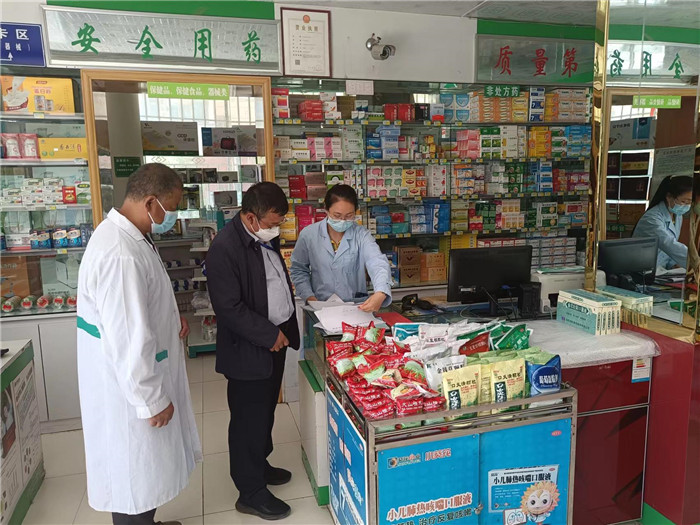 甘南州合作市紀(jì)委監(jiān)委第一督查組在合作市世紀(jì)大藥房進(jìn)行督查檢查。.jpg