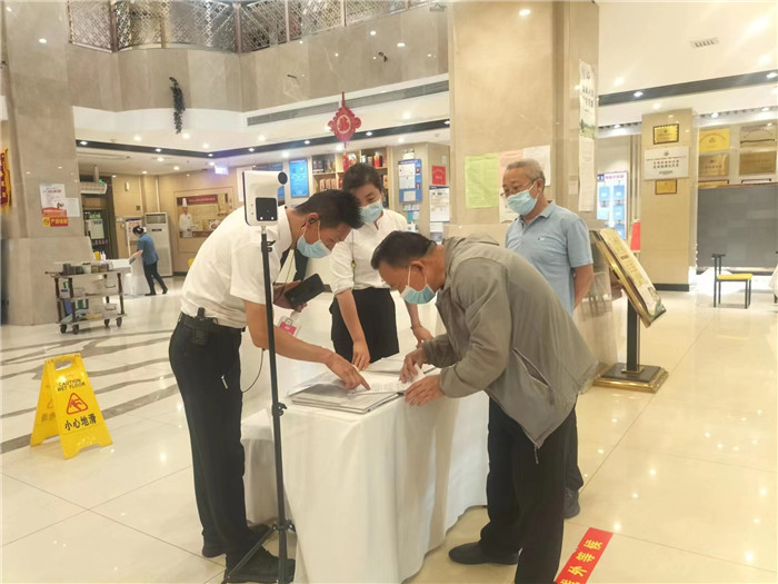 金昌市金川區(qū)紀(jì)委監(jiān)委駐區(qū)人大機(jī)關(guān)紀(jì)檢監(jiān)察組在花城錦都大酒店監(jiān)督檢查疫情防控工作。王文海 攝 .jpg