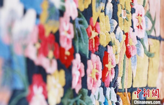 圖為手工地毯成品?！《姑?攝