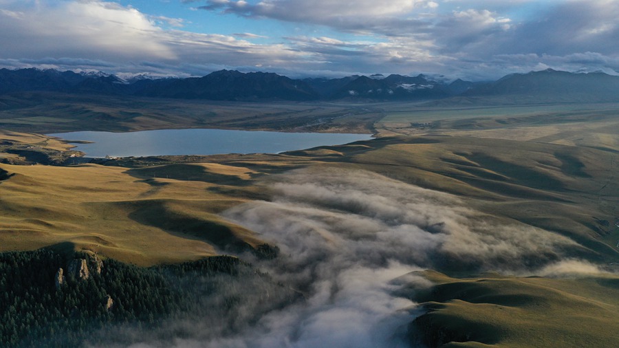 甘肅山丹馬場：峽谷云霧似仙境。 王超攝