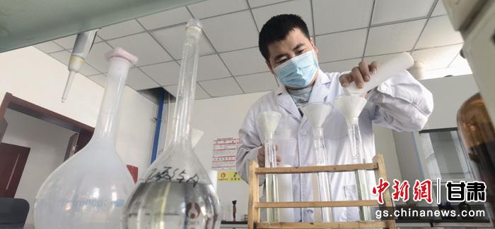 圖為甘肅科技集團化工研究院有限責(zé)任公司工作人員正在做實驗。魏建軍 攝