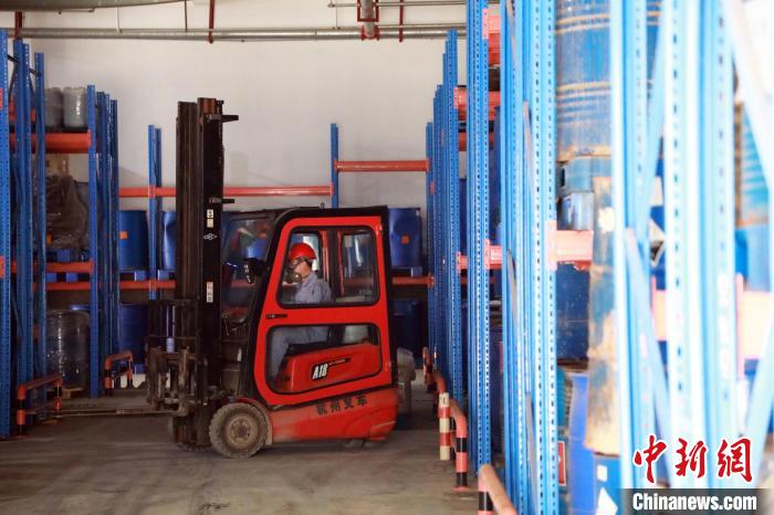 圖為甘肅省危險廢物處置中心危險廢物儲存庫?！∥航ㄜ?攝