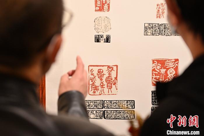 圖為甘肅蘭州，參展作品吸引參觀者。 中新社記者 李亞龍 攝