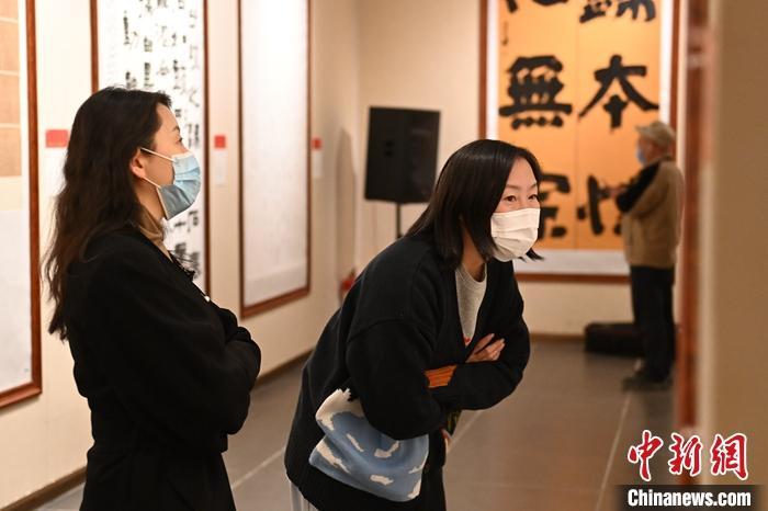 圖為甘肅蘭州，參展書法作品吸引參觀者。 中新社記者 李亞龍 攝