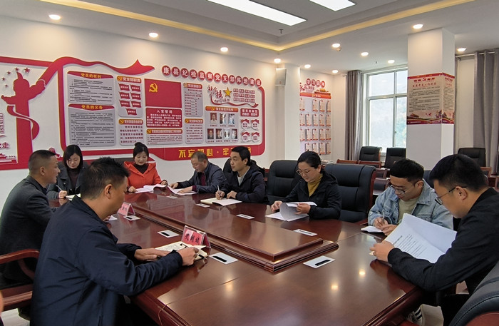 10月19日，康縣紀委監(jiān)委組織部分班子成員，辦公室、信訪室、案管室、審理室、紀檢監(jiān)察室等相關工作人員開展黨的二十大報告專題討論。.jpg