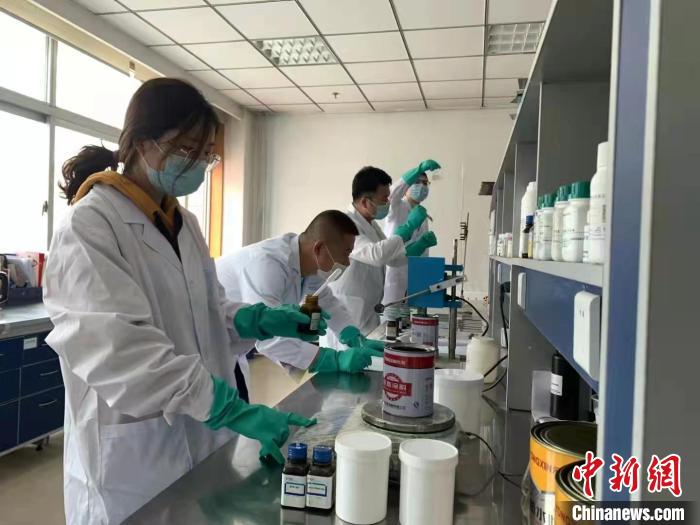 圖為肖菲(前一)帶領(lǐng)團隊研發(fā)水性涂料。(資料圖) 受訪者供圖