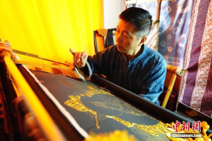 系統(tǒng)性挖掘整理古代敦煌刺繡，是甘肅天水市級非遺代表性項目武山刺繡代表性傳承人劉云帆這兩年最緊要的工作之一。圖為劉云帆在創(chuàng)作富含敦煌刺繡元素的作品。 中新社發(fā) 謝秉錫 攝 
