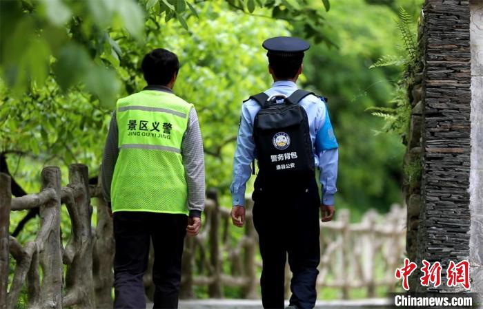 圖為民警背警務(wù)小包在轄區(qū)景區(qū)開展工作。(資料圖) 甘肅省公安廳供圖