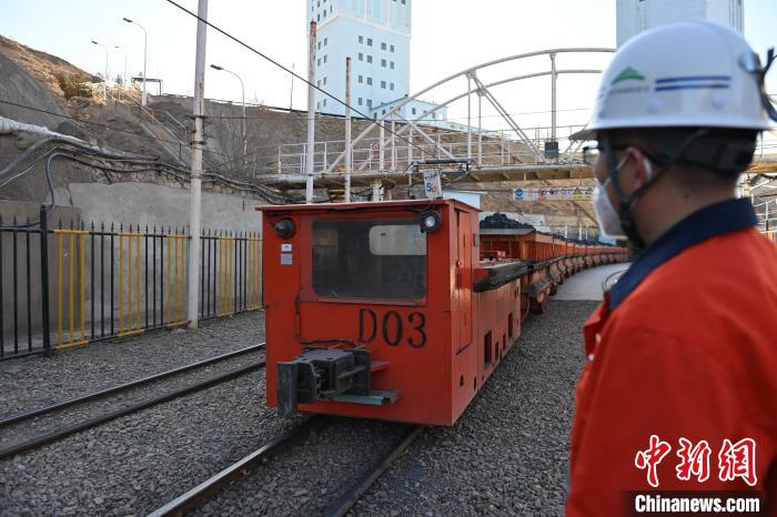 圖為工作人員正在觀察車輛運(yùn)行情況?！±顏嘄?攝