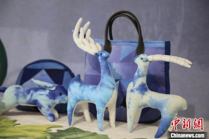 圖為許靜的非遺文創(chuàng)作品。(資料圖) 甘肅省非遺保護(hù)中心供圖