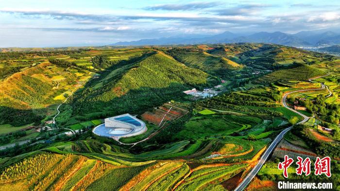 航拍視角下的樺林古動(dòng)物化石埋藏原址館。該館位于臨夏州和政縣。(資料圖) 和政宣傳部供圖
