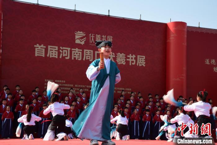 圖為學(xué)生們?cè)陂_(kāi)幕式上誦讀經(jīng)典。　梁照曾 攝