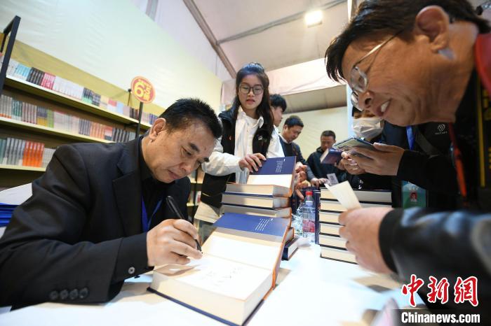 圖為作家王躍文現(xiàn)場(chǎng)簽名售書。　梁照曾 攝