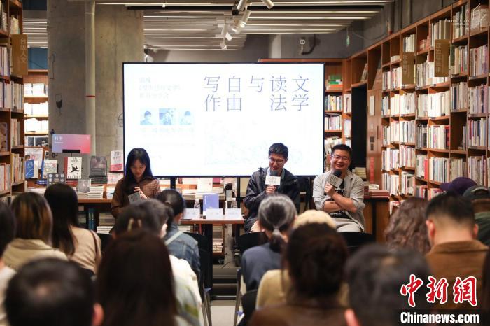 《至少還有文學(xué)》推出：在今天，我們?yōu)槭裁催€需要文學(xué)？