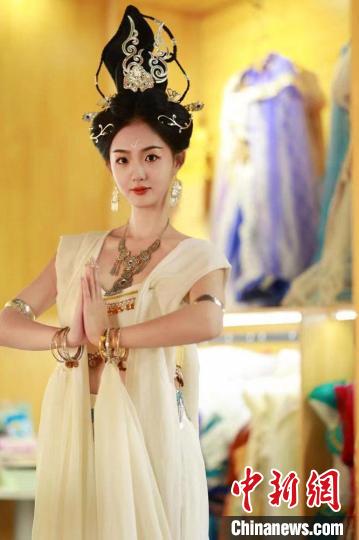 圖為身著“飛天裝”的敦煌大漠“逐舞者”奧楠。(資料圖) 敦煌市委宣傳部供圖