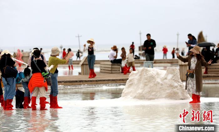 圖為游客在茶卡鹽湖拍照?！⊙Φ?攝