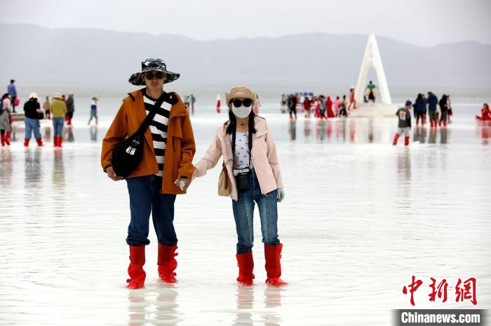圖為游客在茶卡鹽湖之中?！⊙Φ?攝