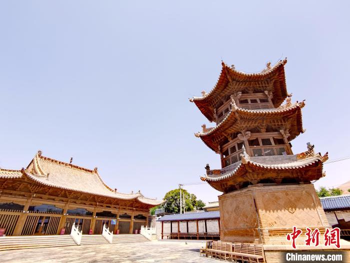 圖為阿河灘清真寺局部?！?zhí)砀?攝