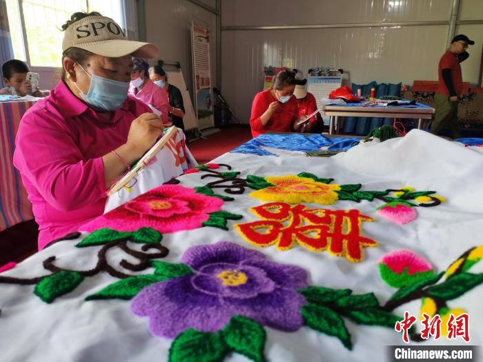 圖為婦女制作青繡。　張?zhí)砀?攝