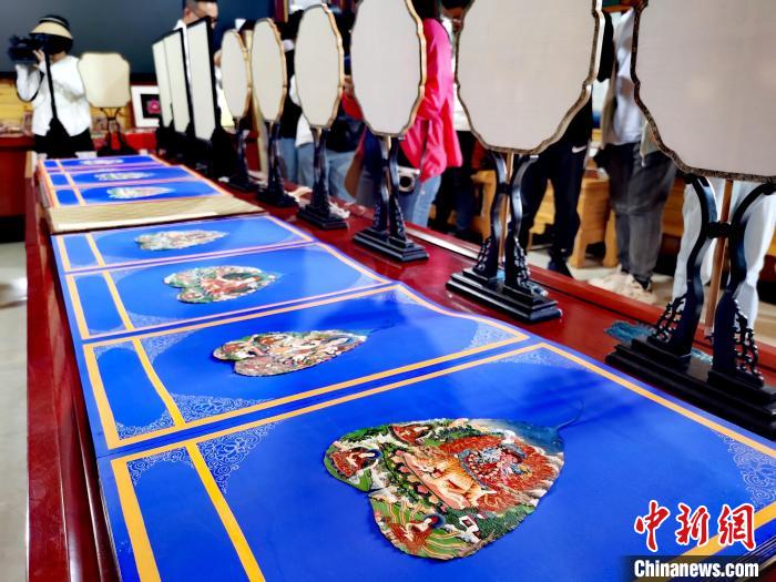 圖為唐卡延伸產品。　張?zhí)砀?攝