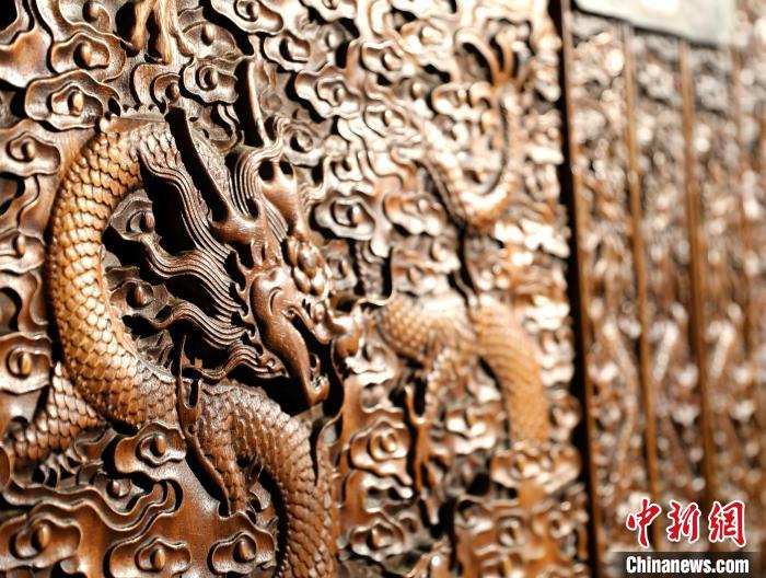 圖為青海永錄民俗博物館內(nèi)珍藏的中式家具細(xì)節(jié)展示。　薛蒂 攝