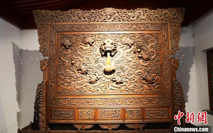 圖為青海永錄民俗博物館內(nèi)珍藏的中式家具?！⊙Φ?攝