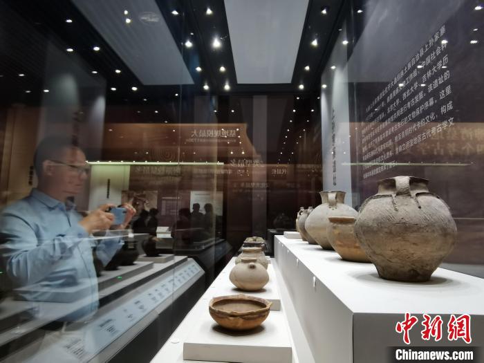 圖為河湟文化博物館展陳的陶器。　張?zhí)砀?攝