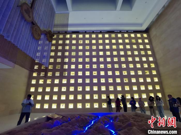 圖為河湟文化博物館序廳的左右彩陶墻放置的374件彩陶?！?zhí)砀?攝