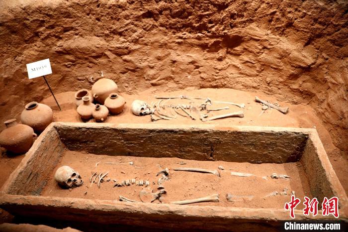 圖為河湟文化博物館復(fù)制展陳的墓葬及其彩陶陪葬品?！⊙Φ?攝