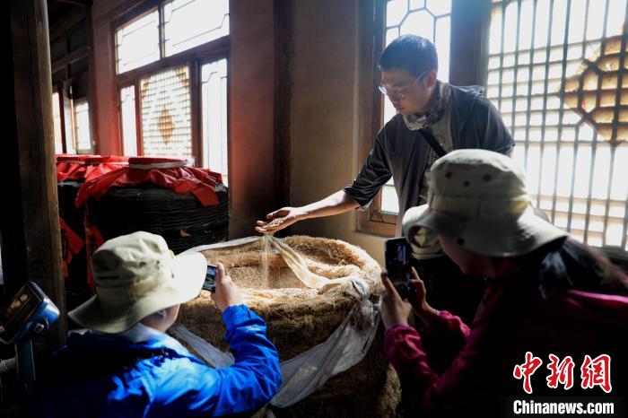 圖為青稞酒文化展示?！⊙Φ?攝