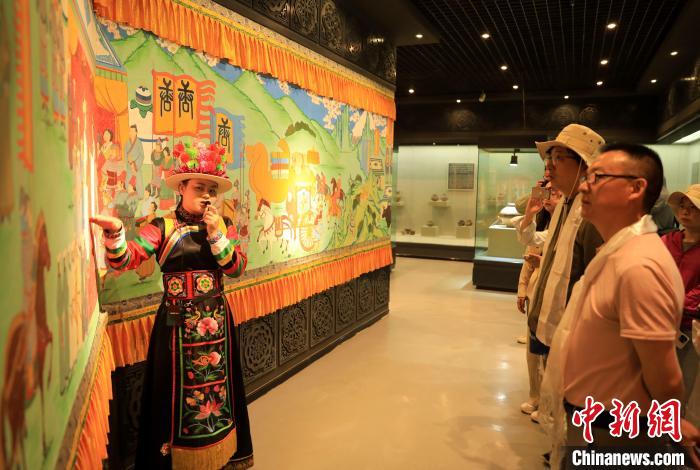 圖為媒體記者了解土族文化?！⊙Φ?攝