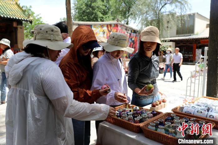 圖為民眾挑選手工藝產(chǎn)品。　薛蒂 攝