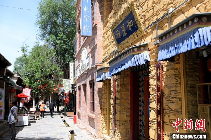 圖為平安驛·河湟民俗文化體驗(yàn)地的門店?！⊙Φ?攝