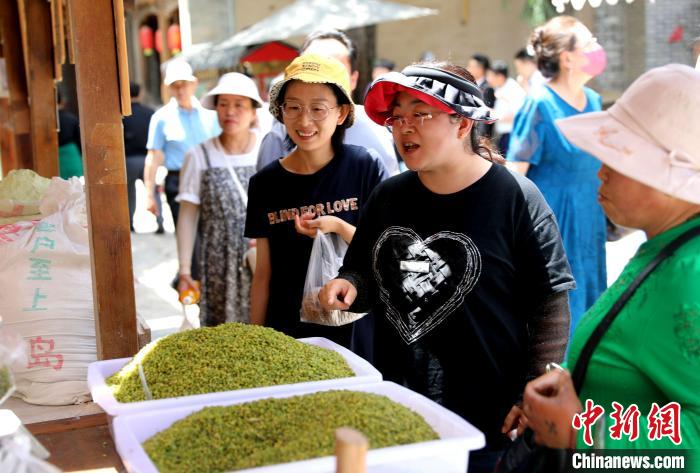 圖為民眾購(gòu)買青海特色小吃?！⊙Φ?攝