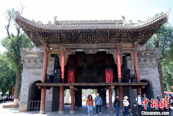 圖為平安驛·河湟民俗文化體驗(yàn)地的戲樓?！⊙Φ?攝