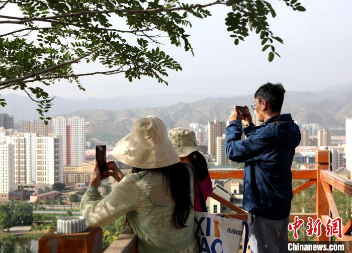 圖為媒體記者登頂朝陽(yáng)山?！⊙Φ?攝