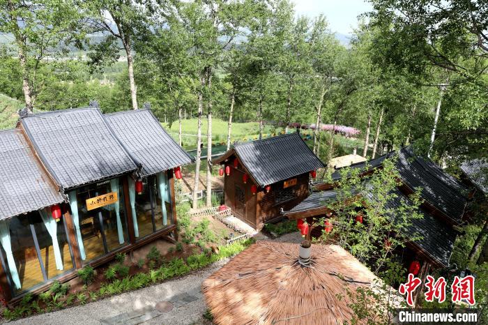 圖為景區(qū)內(nèi)依山而建的民宿?！⊙Φ?攝