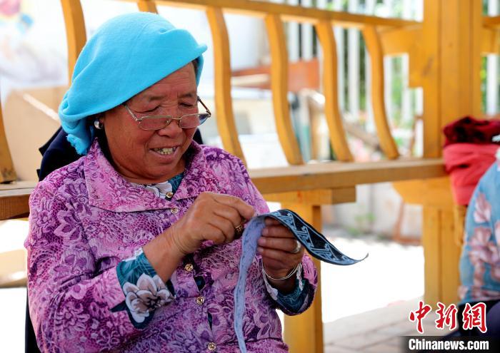 圖為繡娘在土族盤(pán)繡園內(nèi)制作盤(pán)繡?！⊙Φ?攝