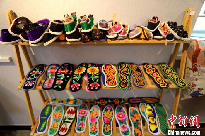 圖為盤(pán)繡作品?！⊙Φ?攝