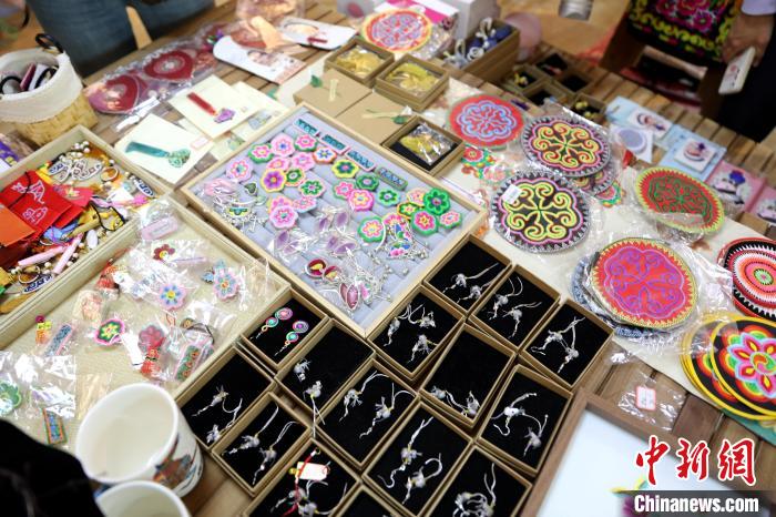 圖為盤(pán)繡作品?！⊙Φ?攝