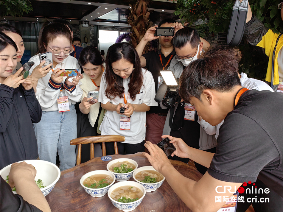 “絲路風(fēng)采 如意甘肅”海峽兩岸記者聯(lián)合采訪(fǎng)實(shí)錄一：蘭州之精美_fororder___172.100.100.3_temp_2_1_2_1_1_3db449ac-cce0-4de5-92f0-96f4f47ff922